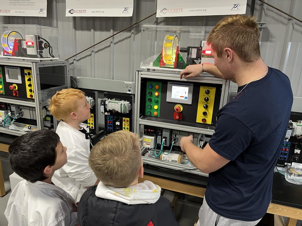 A senior in RAMTEC teaches Unioto third graders how a machine works.